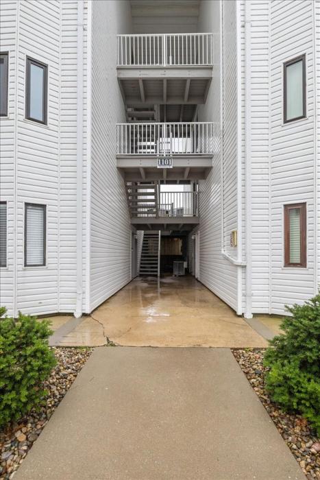 lakefront osage beach condo workspace w pool views