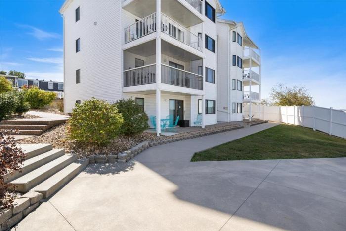 lakefront osage beach condo workspace w pool views