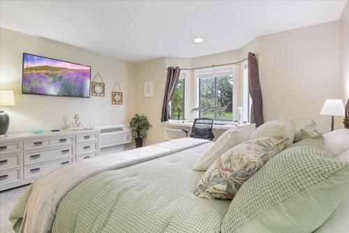 lakefront osage beach condo workspace w pool views