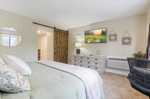 lakefront osage beach condo workspace w pool views