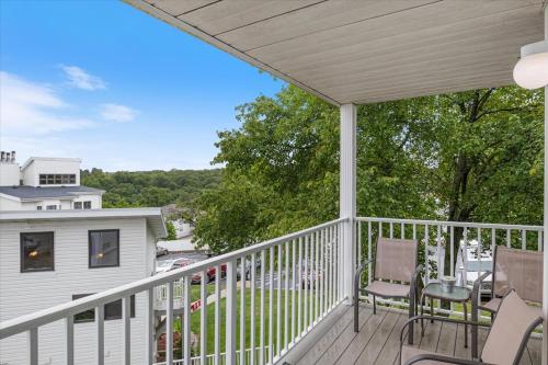 lakefront osage beach condo workspace w pool views