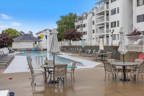 lakefront osage beach condo workspace w pool views