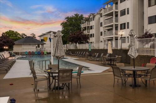 lakefront osage beach condo workspace w pool views