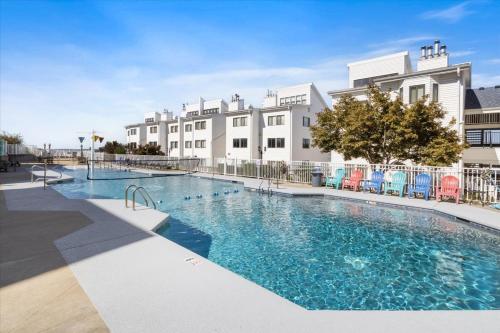 lakefront osage beach condo workspace w pool views
