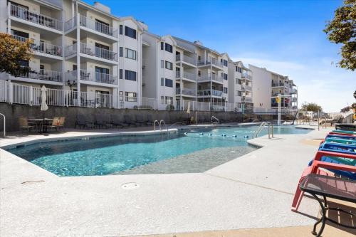 lakefront osage beach condo workspace w pool views