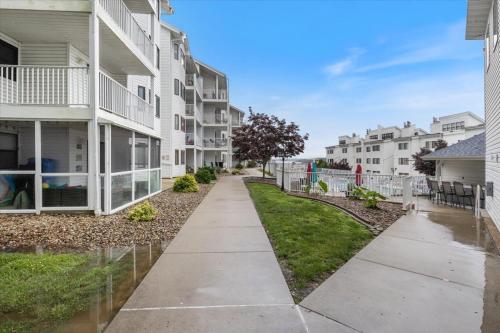 lakefront osage beach condo workspace w pool views