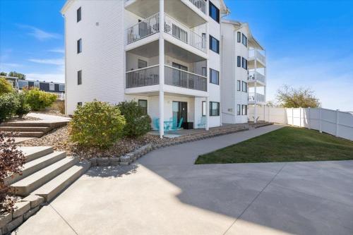 lakefront osage beach condo workspace w pool views
