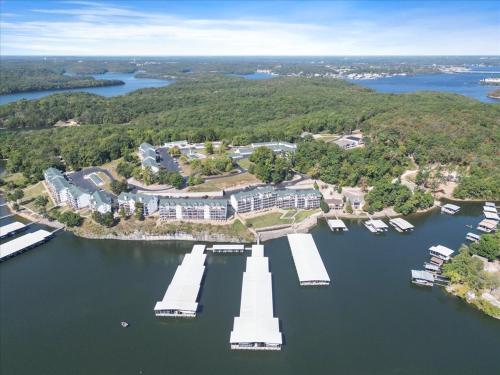 lakefront osage beach condo workspace w pool views