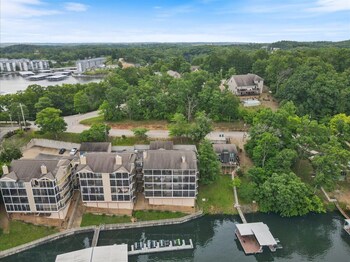 lakefront 1st floor condo screened patio pools and courts