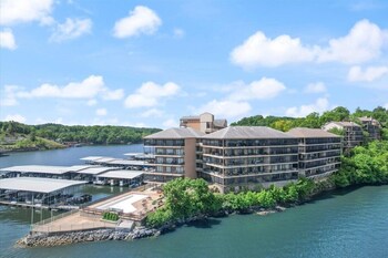 lakefront 1st floor condo screened patio pools and courts