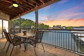 Lakefront 1St-Floor Condo, Screened Patio, Pools & Courts,,2 star