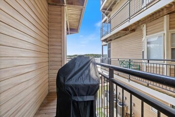 lakefront 1st floor condo screened patio pools and courts