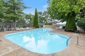 Lakefront 1St-Floor Condo, Screened Patio, Pools & Courts,,2 star