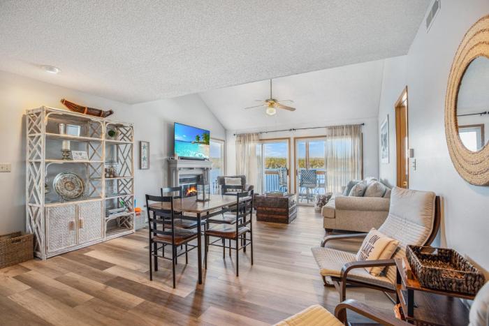 poolside condo with amazing lake views and design