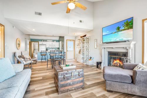 poolside condo with amazing lake views and design