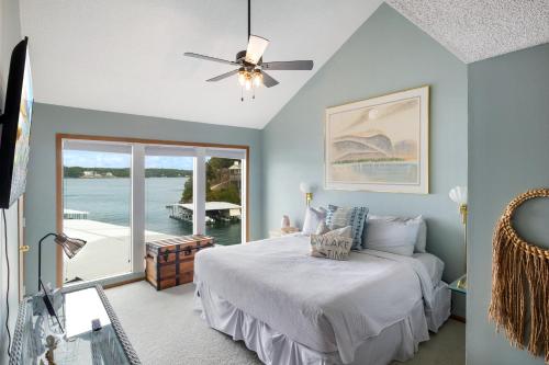 poolside condo with amazing lake views and design