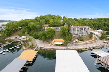 great views and pool next to docknockers