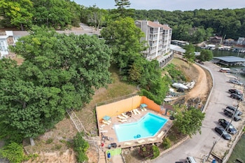 great views and pool next to docknockers