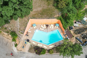 great views and pool next to docknockers