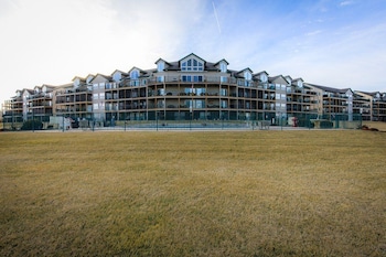 family friendly fishing and fun w 2 pools views boat slip and launch