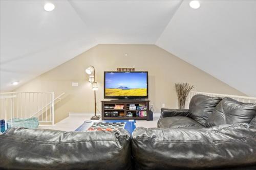 family friendly fishing and fun w 2 pools views boat slip and launch