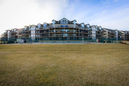 family friendly fishing and fun w 2 pools views boat slip and launch