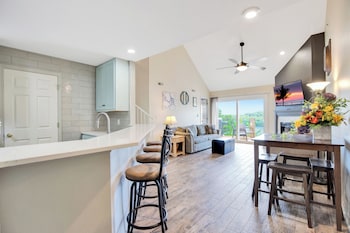 Amazing Views From Balcony, Loft & Gated Pool,,2 star