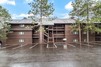 spacious pet friendly lakeview condo w boat slip and pools