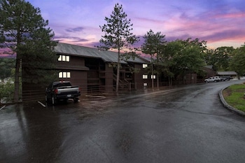 spacious pet friendly lakeview condo w boat slip and pools