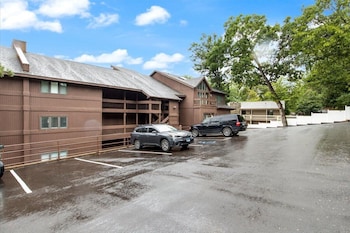 spacious pet friendly lakeview condo w boat slip and pools