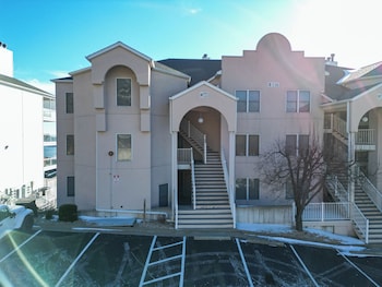 upscale condo amazing views pools and pickleball