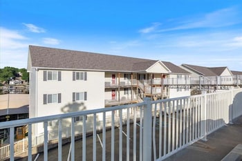 lakeview condo w 2 pools and beach family fun awaits at 21mm