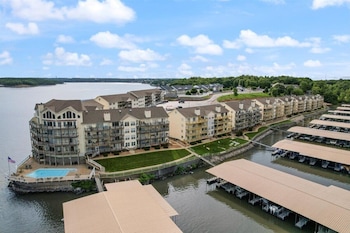 lakeview condo w 2 pools and beach family fun awaits at 21mm