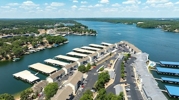 lakeview condo w 2 pools and beach family fun awaits at 21mm