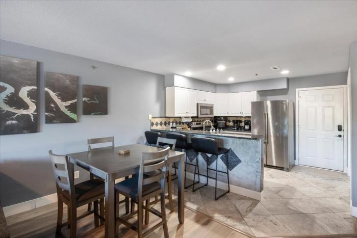 lakeview condo w 2 pools and beach family fun awaits at 21mm
