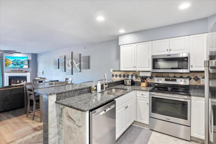 lakeview condo w 2 pools and beach family fun awaits at 21mm