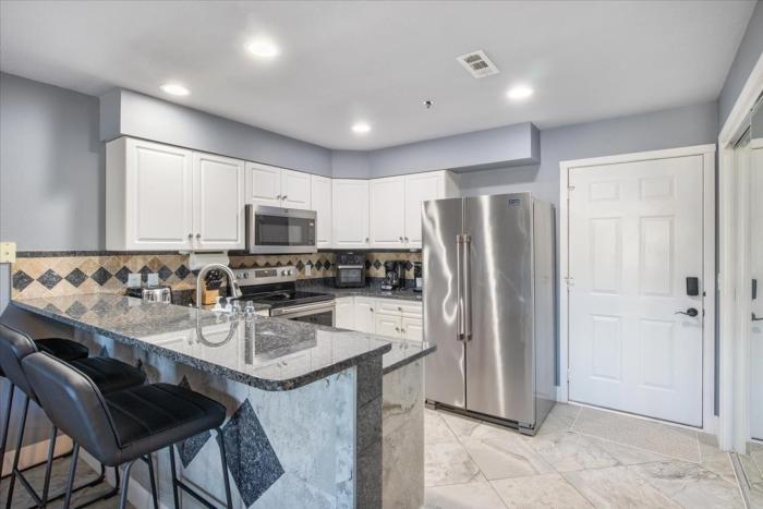 lakeview condo w 2 pools and beach family fun awaits at 21mm