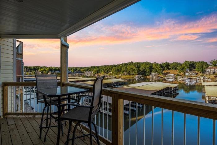 lakeview condo w 2 pools and beach family fun awaits at 21mm