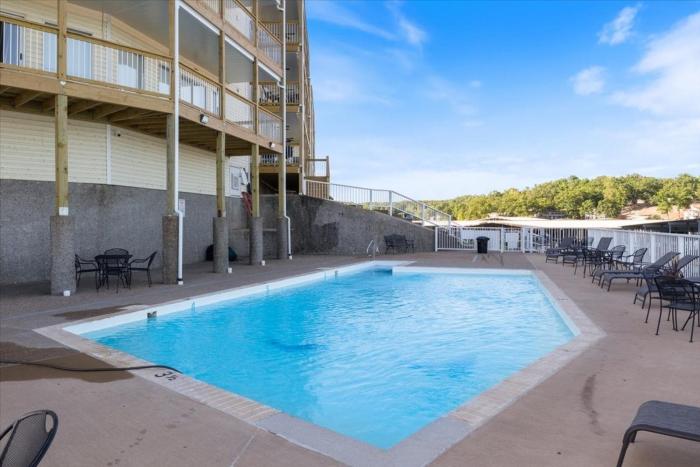 lakeview condo w 2 pools and beach family fun awaits at 21mm