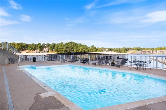lakeview condo w 2 pools and beach family fun awaits at 21mm