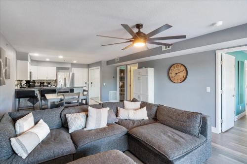 lakeview condo w 2 pools and beach family fun awaits at 21mm