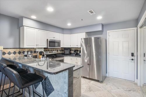 lakeview condo w 2 pools and beach family fun awaits at 21mm