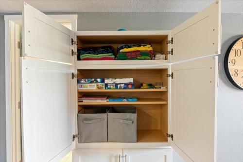 lakeview condo w 2 pools and beach family fun awaits at 21mm