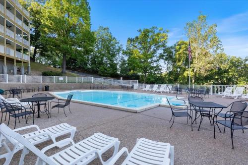 lakeview condo w 2 pools and beach family fun awaits at 21mm