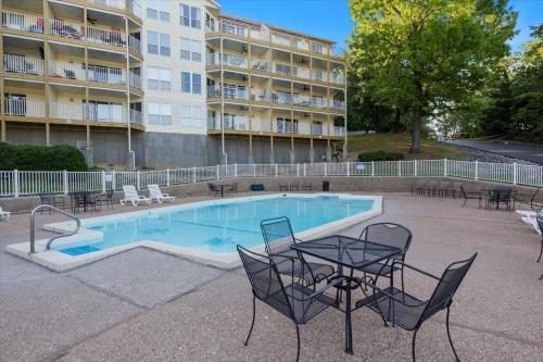 lakeview condo w 2 pools and beach family fun awaits at 21mm