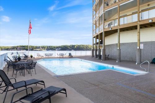 lakeview condo w 2 pools and beach family fun awaits at 21mm