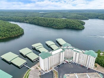 modern decor views grill workstation boat 2 pwc slips and resort style amenities