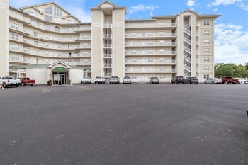 modern decor views grill workstation boat 2 pwc slips and resort style amenities