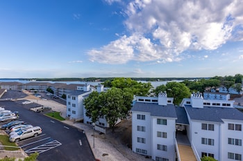 3 bedroom osage beach condo w pool and main channel views