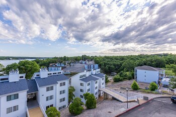3 bedroom osage beach condo w pool and main channel views
